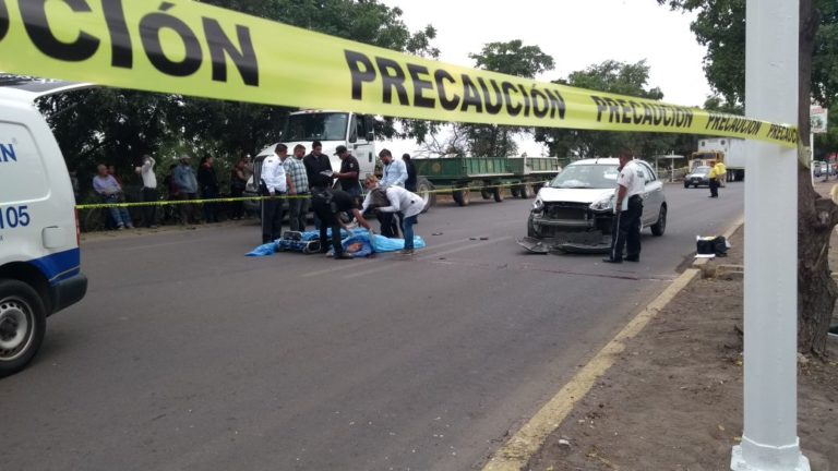 Adulto mayor muere atropellado en su motocicleta en Navolato
