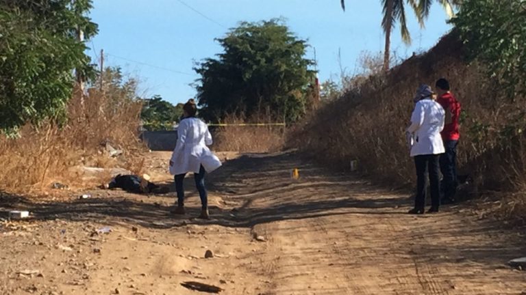 Acribillan a un hombre con ‘cuerno de chivo’ en medio de la calle