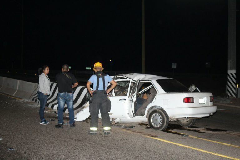 Se impacta de frente contra muro en El Trébol