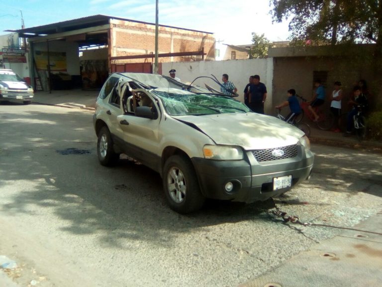 Casi se aplasta la camioneta; el conductor salió con raspones leves