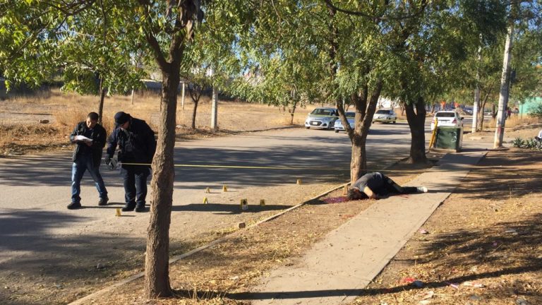Ejecutan a joven en plena calle al sur de Culiacán
