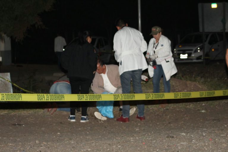 Joven es atropellado por auto y termina en un canal