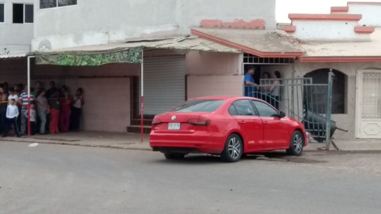 Ejecutan a un hombre en auto con bebé a bordo