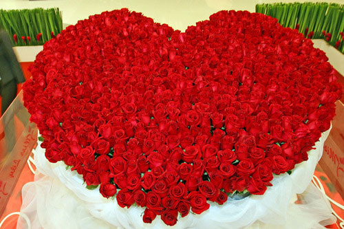 En San Valentín, hombre regala ramo de rosas de 50 mil pesos | Reporte18