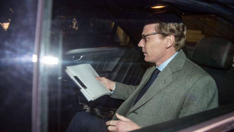 Empresa que robó datos a Facebook vino a México y ofreció sus servicios al PRI y el PAN