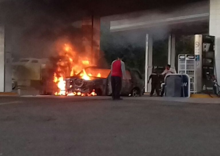Se quema camioneta en gasolinera de El Limón de los Ramos