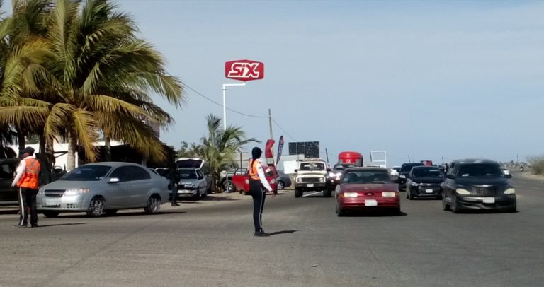 Baja aforo a playas; 20 autos salen por minuto de El Tambor