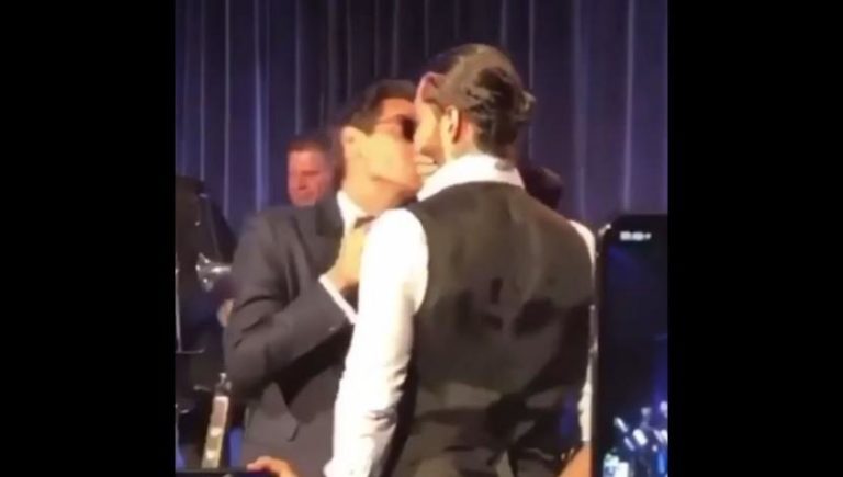Marc Anthony le roba un beso a Maluma y la novia del colombiano reacciona así