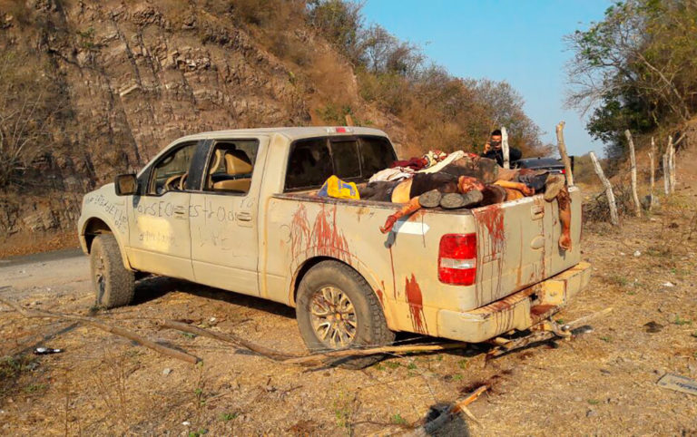 Hallan una camioneta con ocho cadáveres apilados en Michoacán
