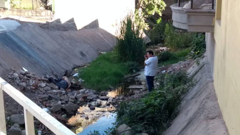 Hallan un muerto en canal pluvial de la Guadalupe Victoria
