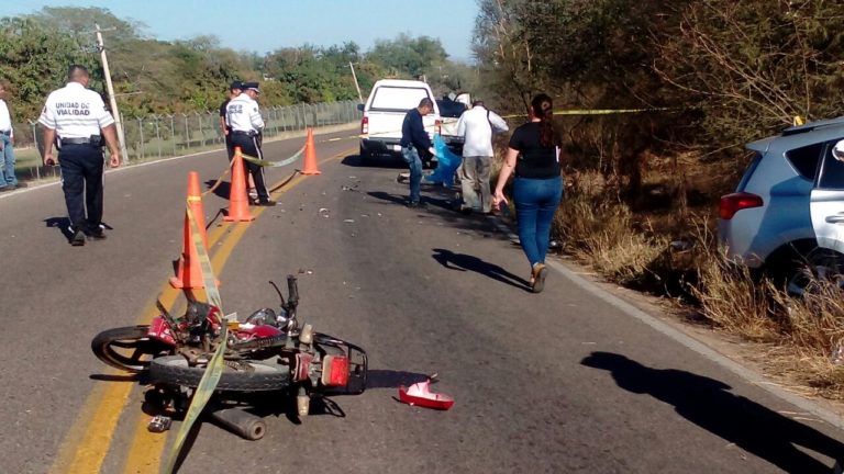 Motoclista muere al impactarse de frente contra camioneta