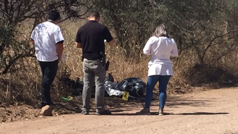 Encuentran cadáver envuelto en bolsa negra al sur de Culiacán
