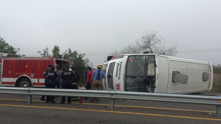 Vuelca camión de personal en la México 15; reportan 7 heridos