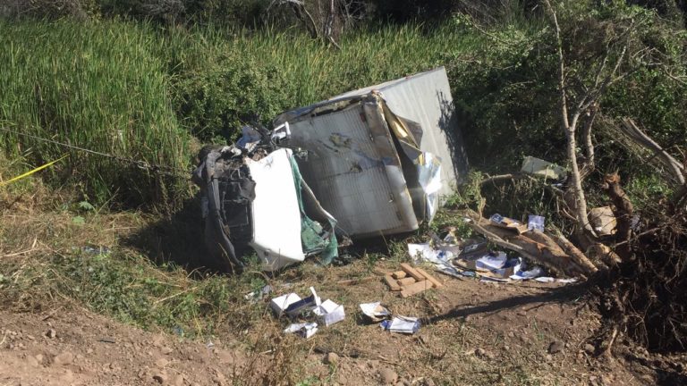 Chofer se durmió y mueren 2 ocupantes de camión de carga