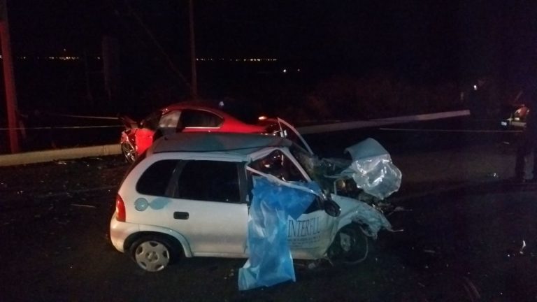 Autos se impactan de frente sobre la México 15; mueren mujer y un niño