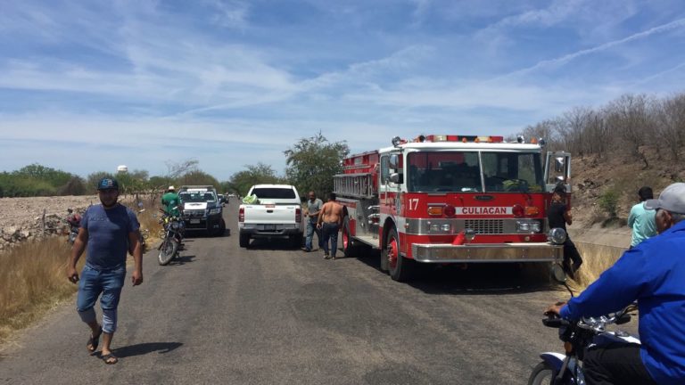 Cae camioneta a canal en Costa Rica; desaparecen 2, entre ellos un niño