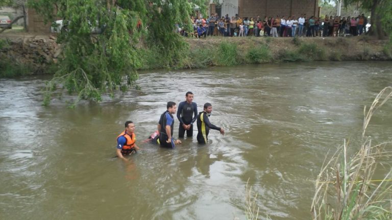 Dos jóvenes caen a canal en Bellavista; uno sobrevive