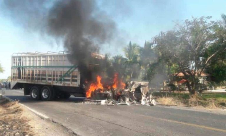 Queman vehículos en Michoacán por captura de narco