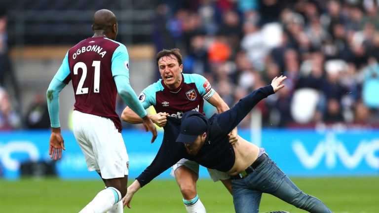 Aficionados del West Ham invadieron el campo y encararon a jugadores y al dueño