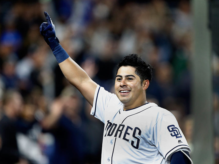 Mexicano Villanueva conecta 3 cuadrangulares con los Padres