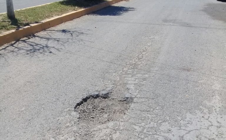 Bache acaba con llanta de su auto en La Cañera; él reclama indemnización al Ayuntamiento