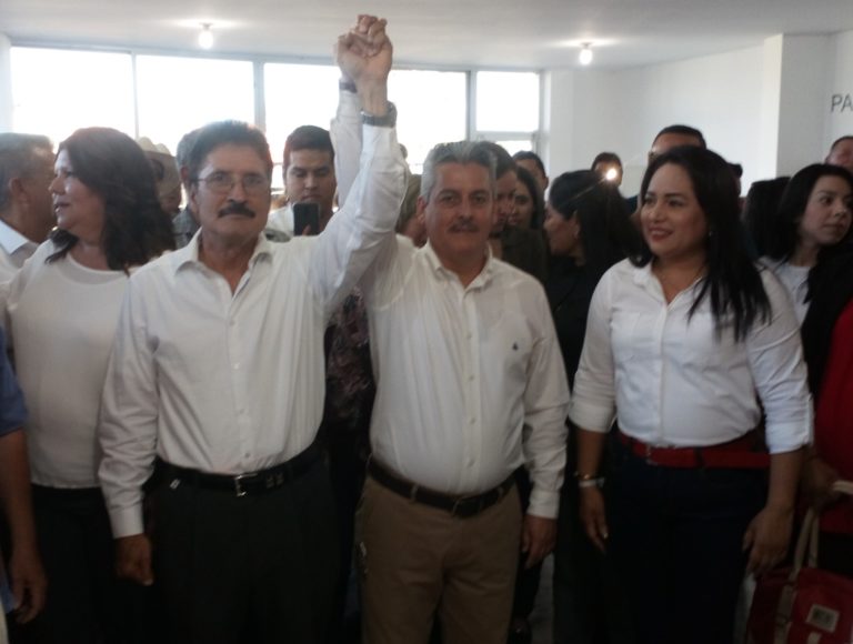 Rigo Valenzuela se registra como candidato a diputado