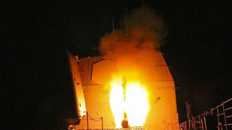 Trump festeja ataque a Siria: misión cumplida, dice en tuit