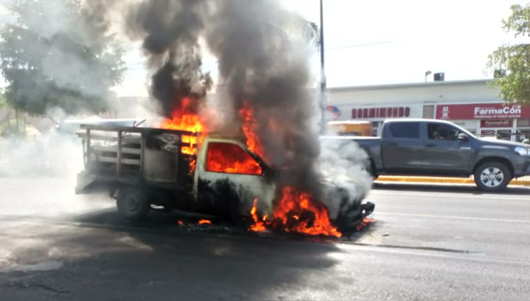 Explota camioneta sobre bulevar Pedro Infante en Culiacán