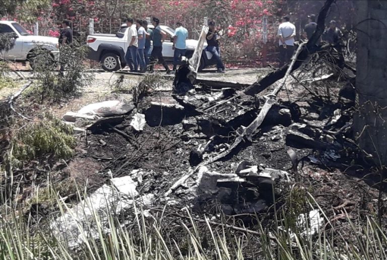 Se desploma avioneta en Villa Juárez, Navolato; una persona salió quemada