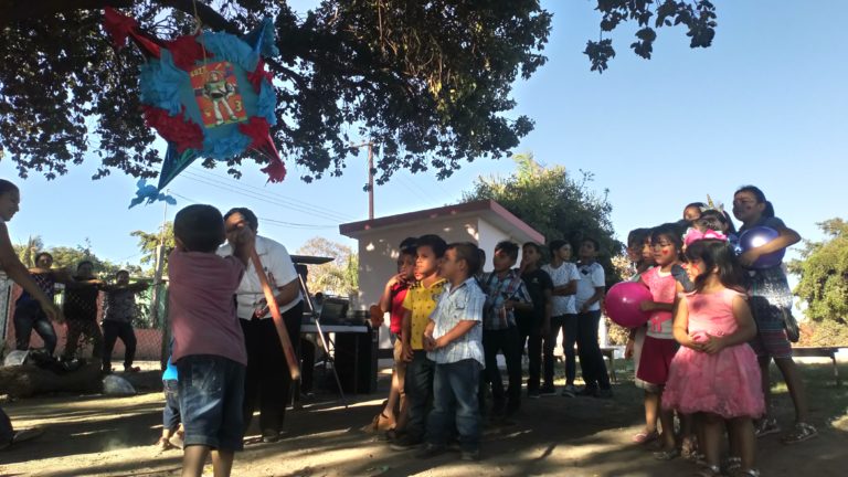 Festejan niños su día entre dulces, música y piñatas