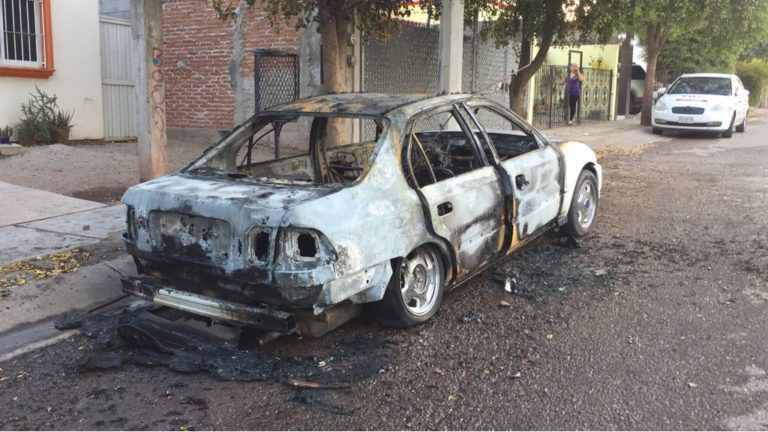 Incendian 3 carros en Colinas de la Rivera, Culiacán