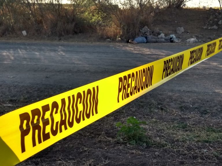 Lo matan y le dejan carros de juguete y una bala sobre el pecho