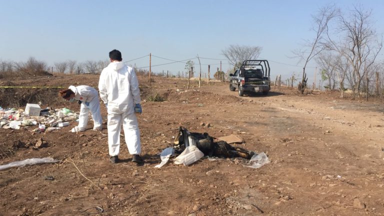 Localizan cuerpo quemado en Culiacán; en mensaje lo acusan de ladrón