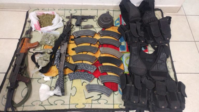 Hombres huyen a militares y dejan abandonado un arsenal en Culiacán