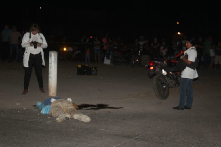 Se impacta en moto contra un poste y muere
