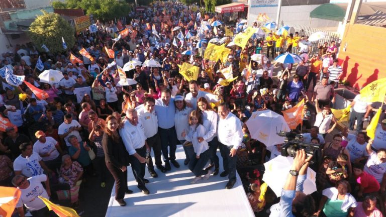 Abarrota el Frente calle Rosales en Navolato