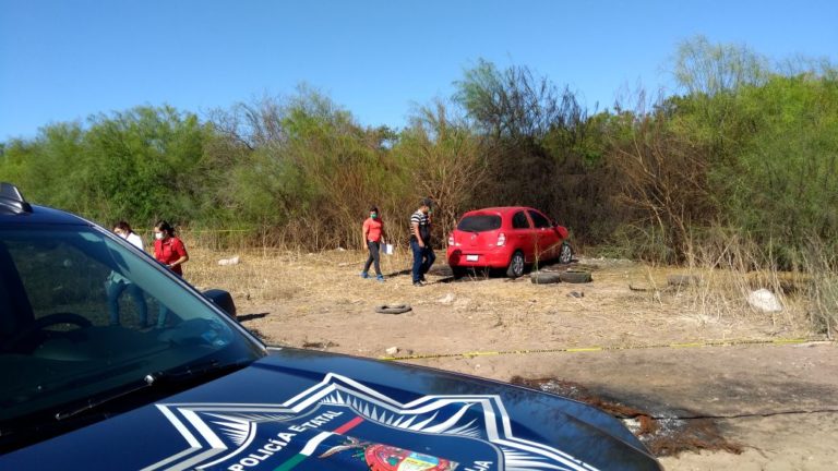 Hallan cuerpo al interior de un automóvil en Villa Juárez