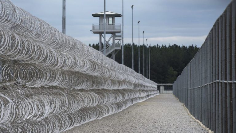 Riña en cárcel de Estados Unidos deja 7 reos muertos