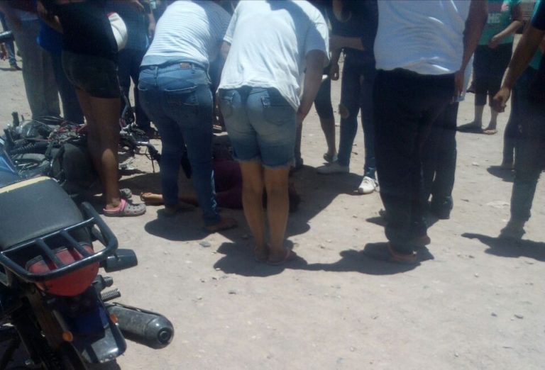 Muere joven al impactarse en moto con auto en Yebavito, Navolato