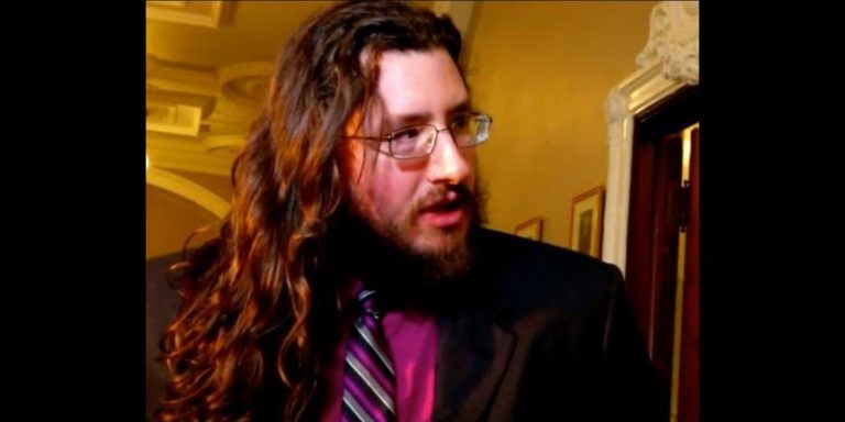 Padres demandan a su hijo de 30 años para que se vaya de su casa