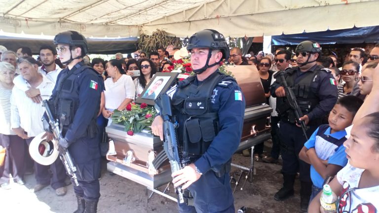 ‘Esto es imperdonable’; despiden en Navolato a policía asesinado en Culiacancito