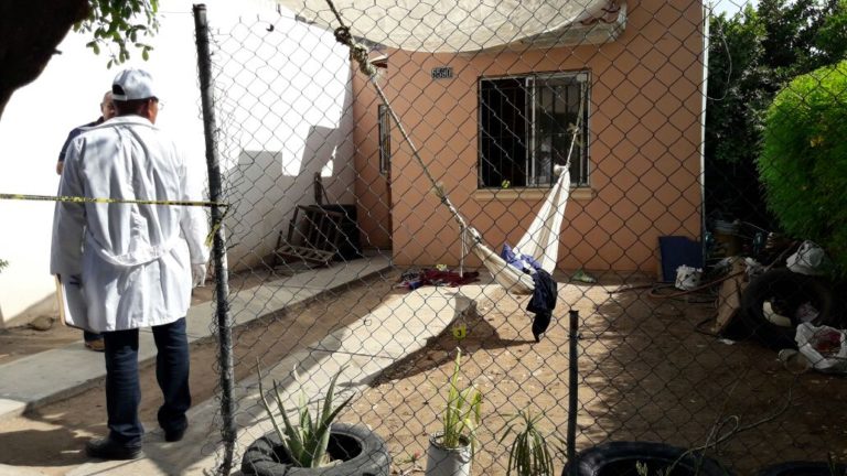 Lo apuñaló una mujer y luego lo ejecutaron