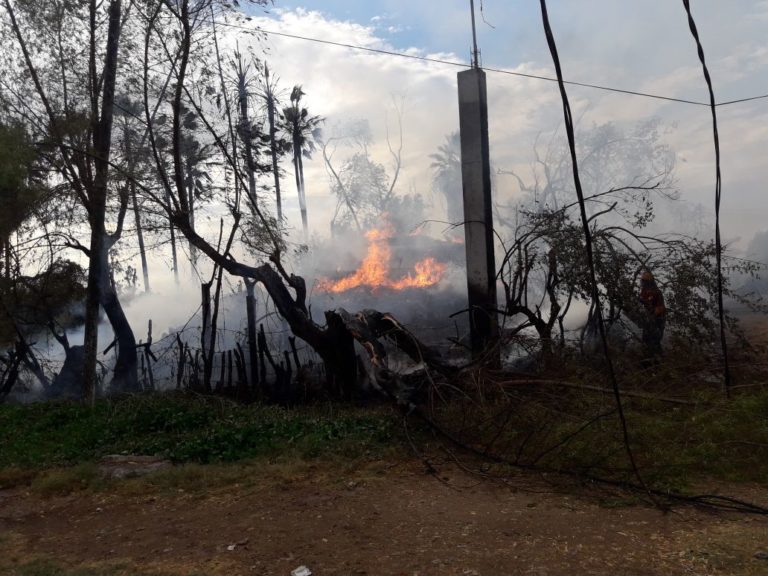 Evacuan a 15 por incendio en Villa Juárez