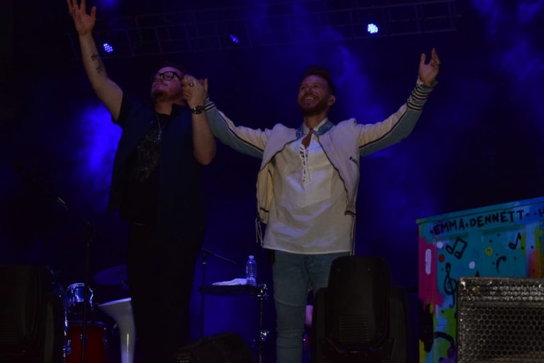 Una romántica noche envuelve a Culiacán con el dueto Sin Bandera