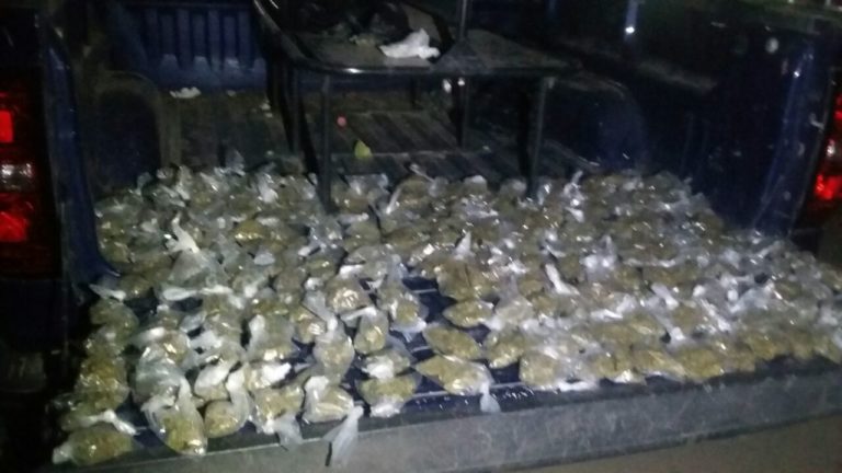 Huyeron 2 en moto, pero les quitaron 233 dosis de mariguana