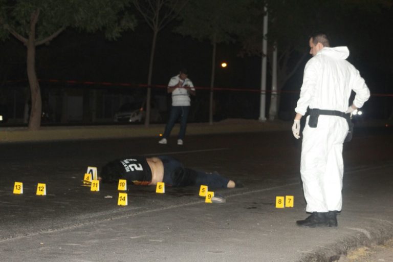 Es de Culiacán, la mujer acribillada sobre la carretera Culiacán-Navolato