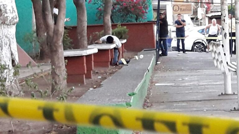 Tras persecución matan a joven en parque de Culiacán; quedó en una banca