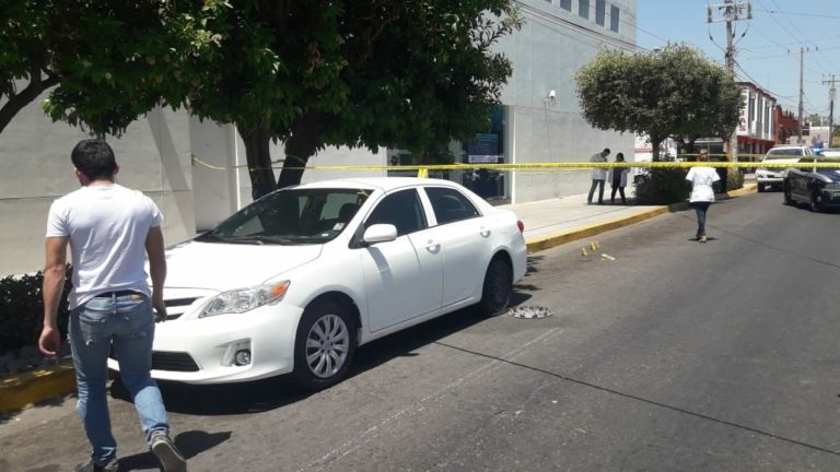 Lo despojan de $90 mil afuera de banco en Culiacán