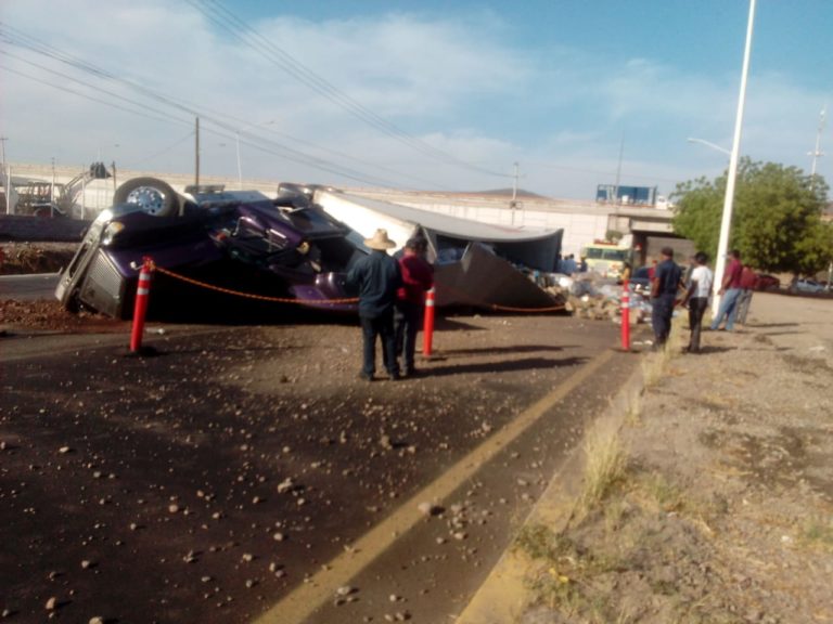 Vuelca tráiler cargado de mercancía sobre La Costerita