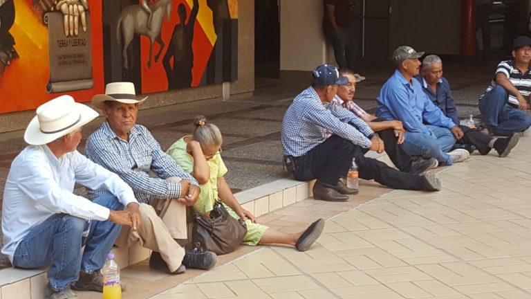 Ordenan arresto a productores de frijol por toma de caseta